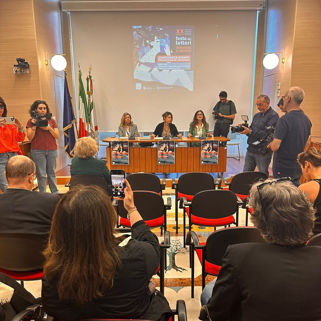 ✴Si è appena conclusa la conferenza stampa di presentazione della XX edizione de 𝐋𝐚 𝐅𝐞𝐬𝐭𝐚 𝐝𝐞𝐢 𝐋𝐞𝐭𝐭𝐨𝐫𝐢 che ha come tema 𝑰𝒎𝒎𝒂𝒈𝒊𝒏𝒂 𝒊𝒍 𝒎𝒐𝒏𝒅𝒐 e riflette sulla capacità degli individui e della letteratura di inventare universi possibili. 

La Festa dei Lettori ha come obiettivo quello di avvicinare i giovani al mondo della lettura promuovendo una serie di iniziative che coinvolgono gli studenti delle scuole primarie e secondarie della regione e il pubblico più ampio. 
Quest’anno si svolge da martedì 1° a martedì 15 ottobre e prevede la partecipazione dei gruppi dei Presìdi del libro attivi in più di 50 Comuni pugliesi e in altre Regioni d’Italia.

🌀La sinergia costante con il mondo della scuola anche quest’anno si consolida nel rapporto con l’ufficio scolastico regionale e con i tanti insegnanti che guidano gli studenti nel mondo della lettura con grande responsabilità. 

Tra le centinaia di attività curate dai Presìdi e dalle scuole di ogni ordine e grado vi sono visite in biblioteca, passeggiate letterarie, gruppi di lettura, reading, laboratori, incontri con l’autore, conversazioni su temi d’attualità, mostre e spettacoli.
E ancora Leggiamo insieme! Il 1 ottobre i presìdi del libro di tutt'Italia propongono un’azione collettiva con circa cento letture pubbliche dal vivo e sui profili social. 

Consulta il 𝐩𝐫𝐨𝐠𝐫𝐚𝐦𝐦𝐚 su 👉 www.presidi.org